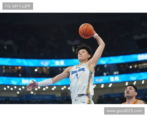 曾凡博NBA首秀表现引争议 10分钟内未出手抢断成唯一亮点 曾凡博NBA首秀表现引争议 10分钟内未出手抢断成唯一亮点