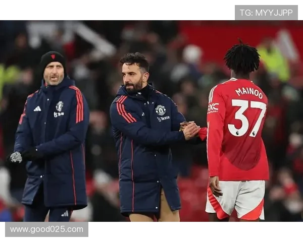 阿莫林提拔多名青训新星入一线队训练十八岁莱西闪耀成焦点 阿莫林提拔多名青训新星入一线队训练十八岁莱西闪耀成焦点